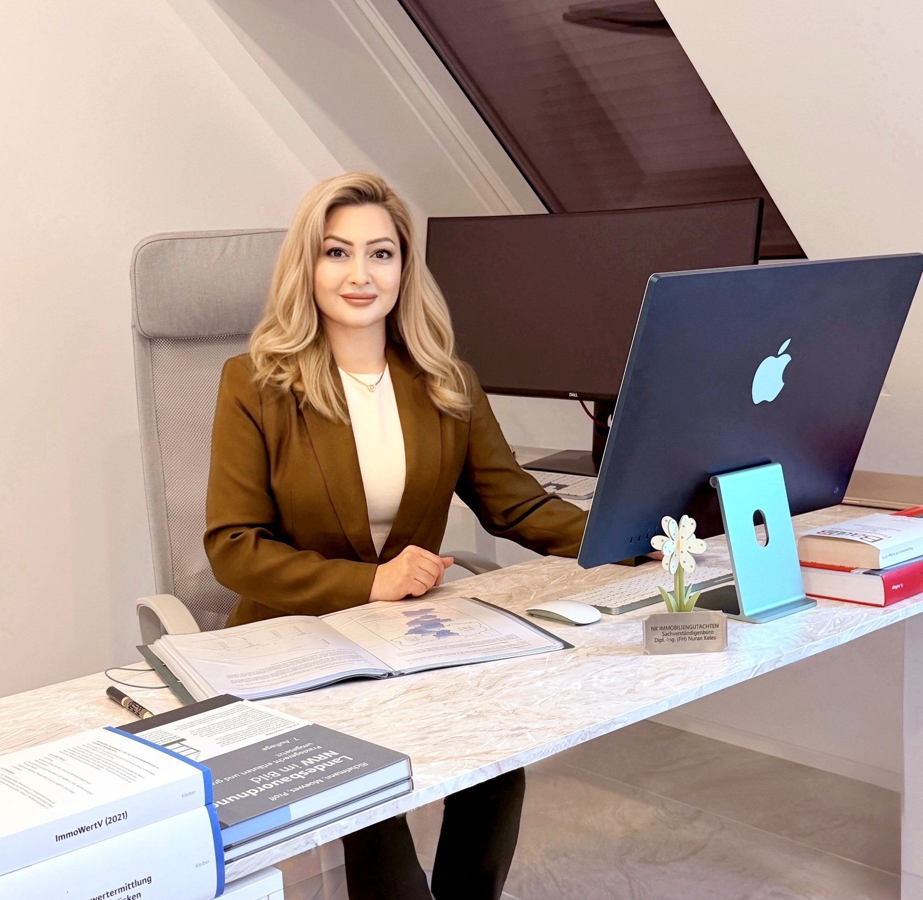 Nuran Keles am Schreibtisch – Sachverständige für Immobilienbewertung